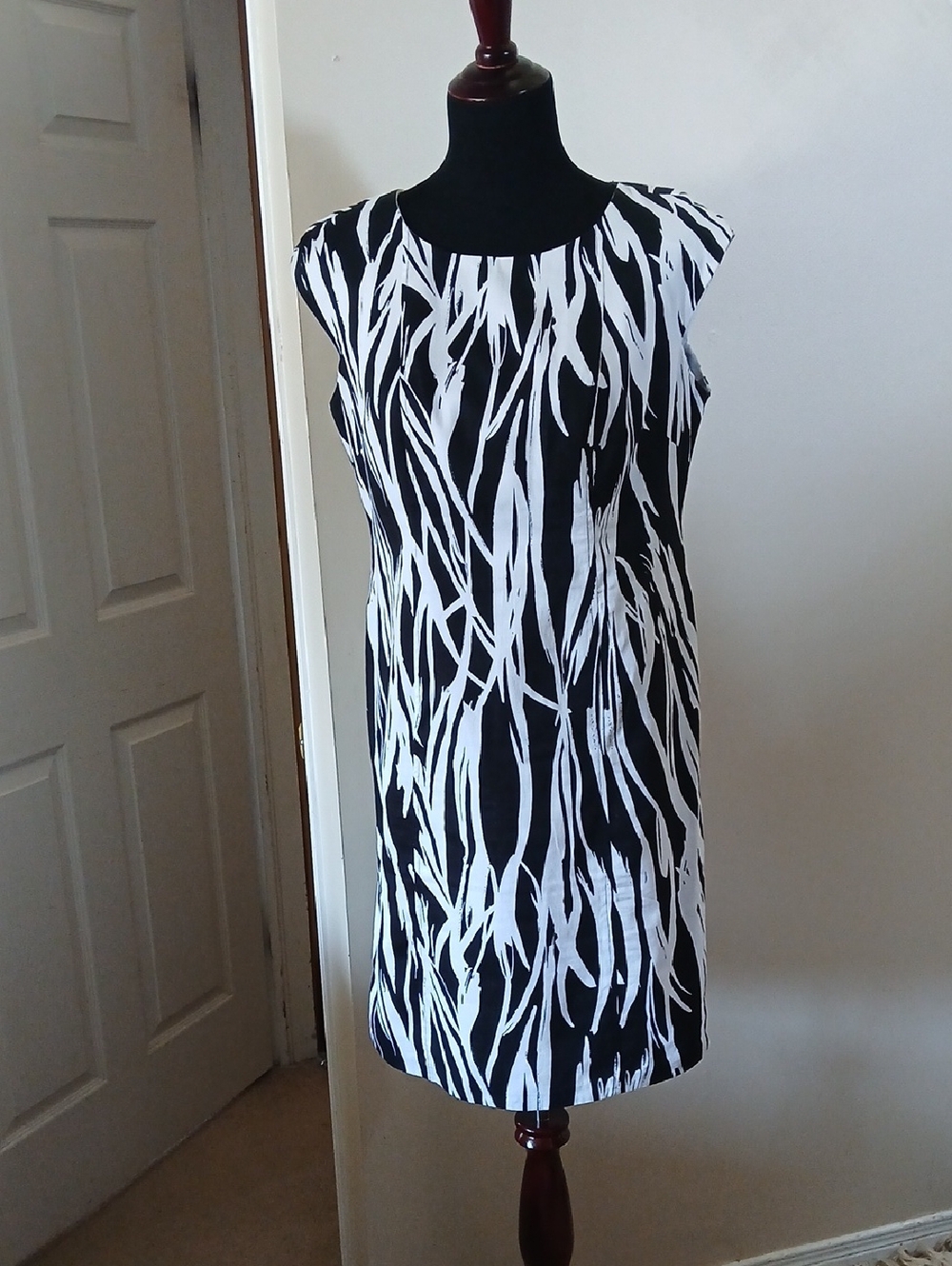 Robbie Bee Black & White Abstract Mini Shift Dress